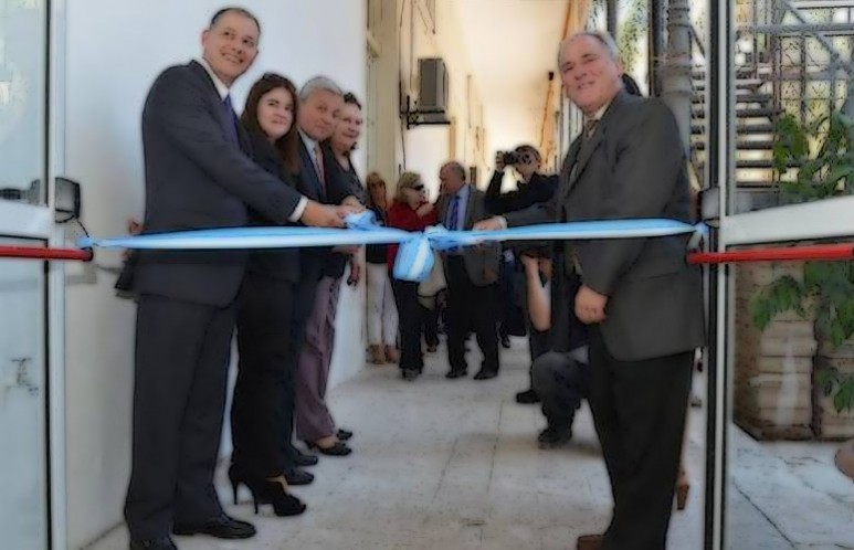 Se trata de una primera etapa de obras que implica la disponibilidad de tres aulas más para el dictado de clases y la reubicación del área administrativa y de gestión, las cuales funcionan actualmente en el edificio.
