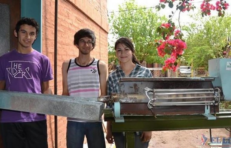 Los estudiantes disearon la mquina que procesa el plstico que luego ser utilizado en muebles.