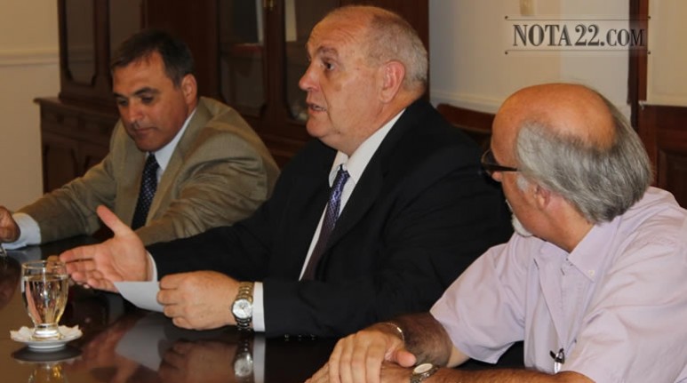 El gobernador Antonio Bonfatti le entregó esta tarde al presidente del Club Atlético Unión, Luis Spahn, un aporte de 4,5 millones de pesos para contribuir al financiamiento de las obras de infraestructura que lleva adelante la institución.