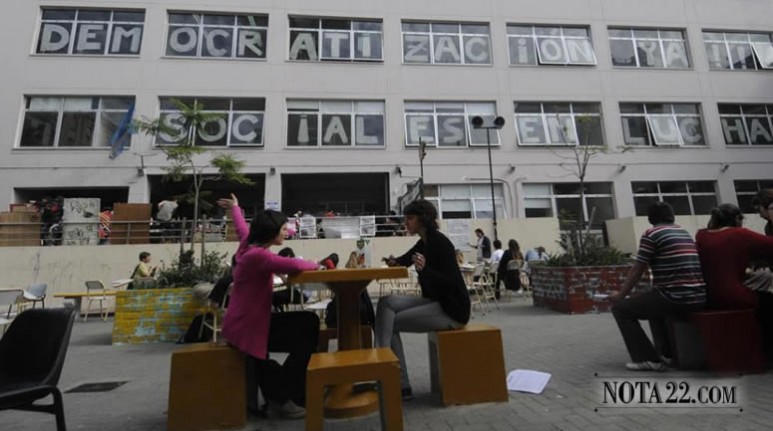 Los claustros de profesores, graduados y estudiantes eligieron a los 15 representantes con triunfos previsibles en cada caso. Adems, en medio de un clima tenso, Glenn Postolski result electo como decano de Ciencias Sociales