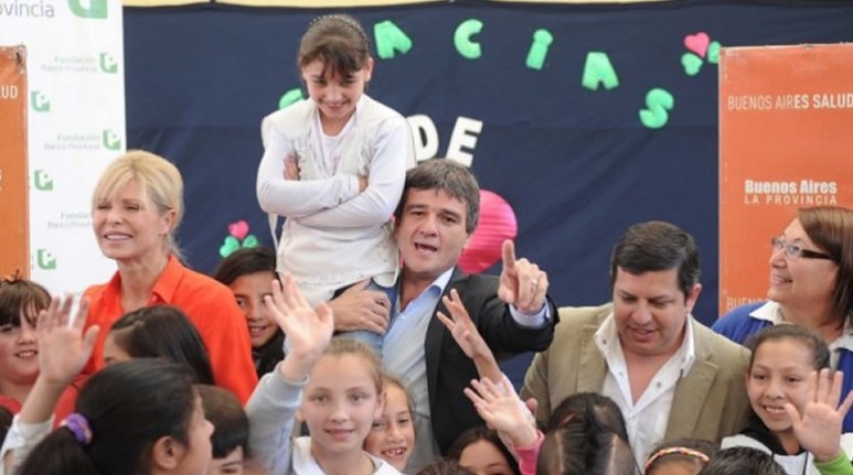 Karina Rabolini y el concejal electo del FPV, Juan Zabaleta, entregaron anteojos, computadoras, libros y ropa deportiva para chicos de las escuelas