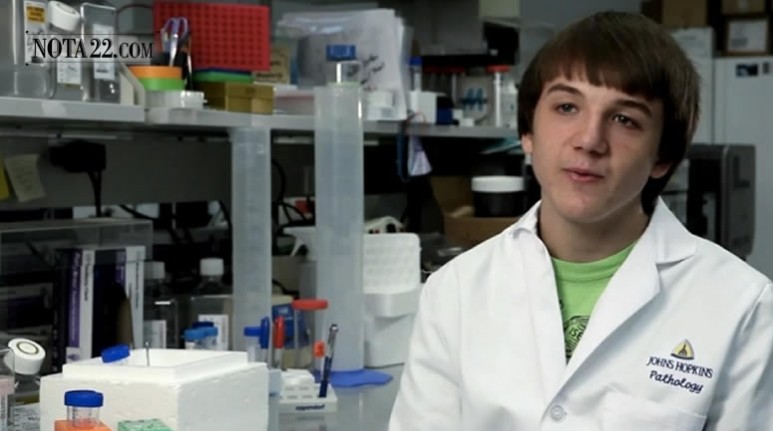 Nacido en Crownsville, Maryland, este joven inventó un sensor de papel capaz de detectar en cinco minutos tres tipos de cáncer: el de páncreas, de ovario y de pulmón.