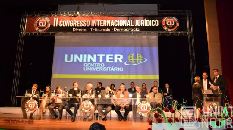 En la foto (a la derecha) se puede observar en el estrado de disertantes al Dr. Carlos Renna, criminólogo santafesino