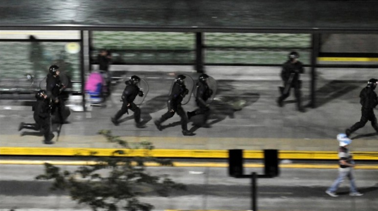 Un grupo de personas generó destrozos en un móvil de televisión de TN y hubo peleas entre los asistentes; intento de asalto en un local del microcentro