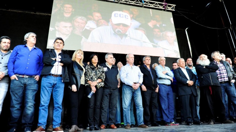 Con el apoyo de la CGT y las dos CTA, los movimientos populares marcharon en defensa de la ley que contempla la generación de un millón de puestos de trabajo.