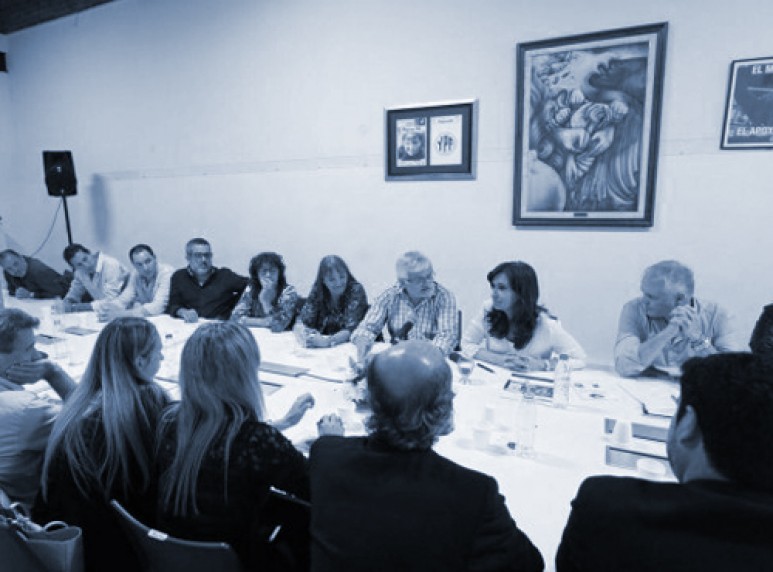 Distintos gremios y seccionales explotaron de bronca con los secretarios que se fotografiaron en el Instituto Patria.