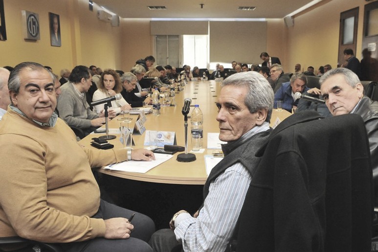 En una reunión del Consejo Directivo se acordó además un encuentro entre secretarios generales de gremios para definir la postura ante las políticas del Gobierno