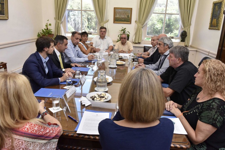 EL GOBIERNO DE MACRI QUE SE NEGABA A NEGOCIAR SALARIOS LO TERMINÓ HACIENDO