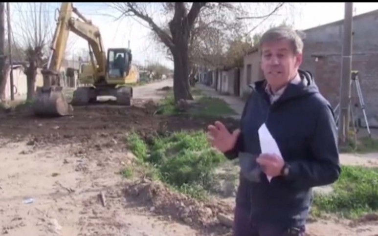 En intendente en pleno acto de presentacin de una obra.