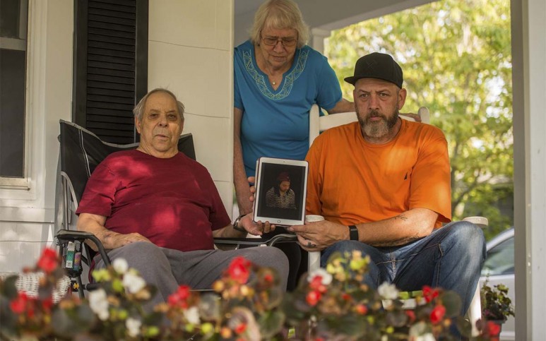 Seth Tramontana, de 27 años, murió de una sobredosis. Su padre, Seth Tramontana, y sus abuelos Richard Olszewski y Joan Olszewski buscan respuestas