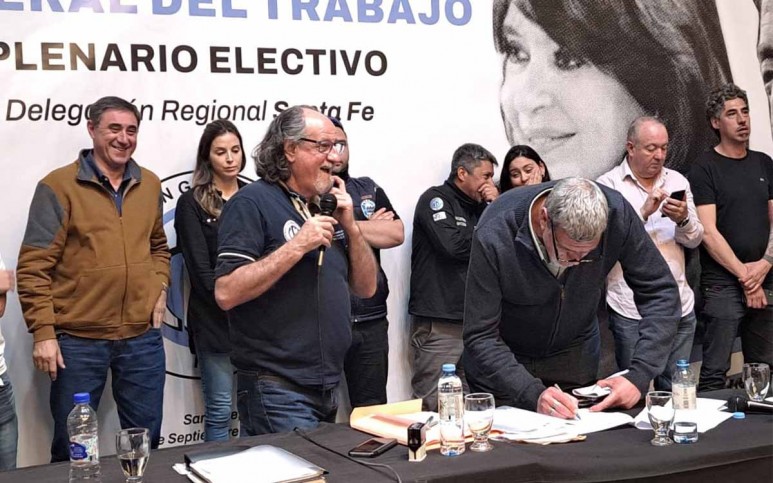 Daniel Domínguez (hombre de confianza de Sergio Romero), firma el acta por UDA asumiendo la Secretaría de Políticas Educativas.