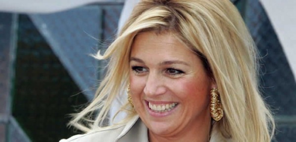 �Un alcalde le toc� el trasero a la reina M�xima de Holanda?