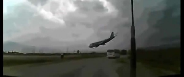 Tremendo video de la ca�da de un avi�n en una ruta 