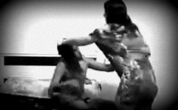 Quiso grabar a su novia teniendo sexo, pero lo descubrieron y le pegaron