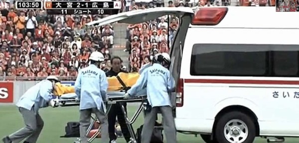 Impactante: hace un gol, choca con el arquero y ambos quedan inconscientes