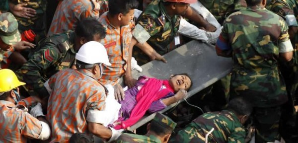 Encontraron una mujer con vida 16 d�as despu�s del derrumbe en una f�brica de Banglad�s