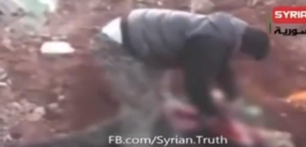Barbarie en Siria: un rebelde arranc� el coraz�n de un soldado y le dio un mordisc�n