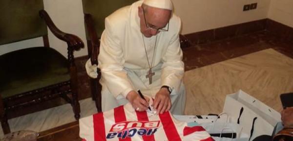 El Papa autografi� una camiseta de Uni�n en el Vaticano