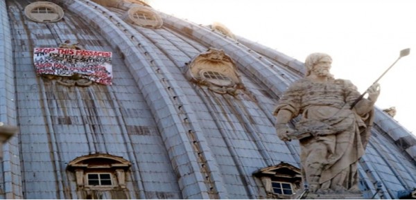 Un hombre se encarama a la c�pula de la bas�lica de San Pedro para protestar contra el euro