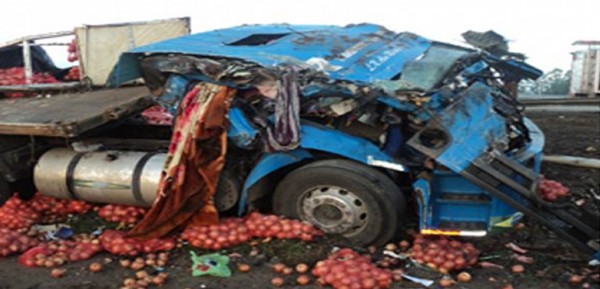 Por la niebla, volc� un cami�n cargado con cebollas en el acceso a Federaci�n