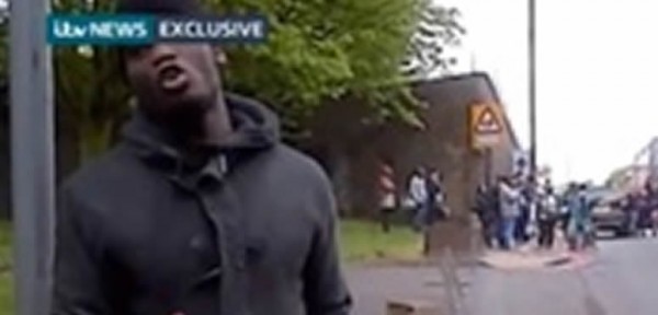 Dos hombres asesinan a machetazos a un soldado en Londres 