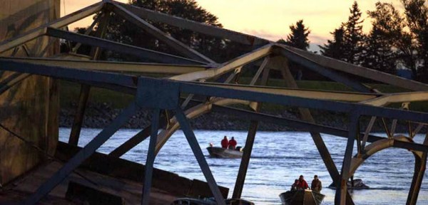 Se derrumb� un puente en Washington y varios autos cayeron al agua