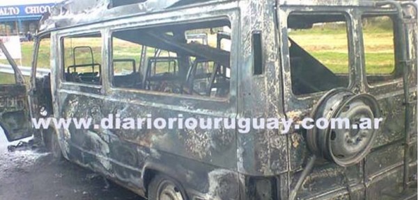 Una combi que trasladaba un equipo de f�tbol infantil se incendi� en ruta 14