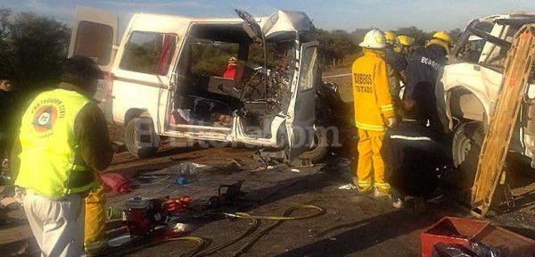 Son diez los muertos en un violento choque frontal en Tostado. Video desgarrador