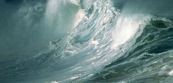 Tres n�ufragos se salvan agarrados a una caja de cerveza