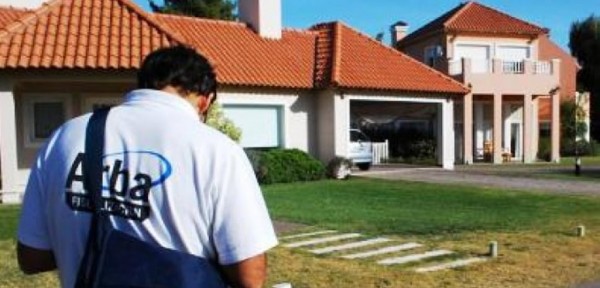 Le rematan tres propiedades por deudas impositivas