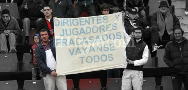 La gente chifla a Colón y muestra su enojo