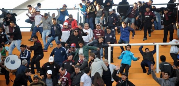 Un hincha de Lanús murió en un enfrentamiento con la Bonaerense