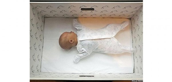 Los beb�s en Finlandia duermen en cajas de cart�n