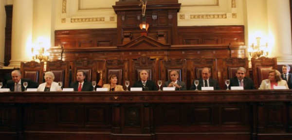 La Corte acept� tratar un pedido de amparo de La Rioja contra el mega DNU pero lo har� en febrero