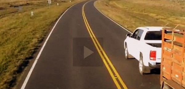 Registran en video el peligroso sobrepaso de un micro