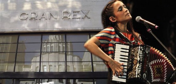 Escndalo internacional: escracharon a Julieta Venegas por la tenencia de su hija