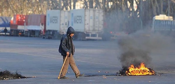 Incidentes entre dos facciones de camioneros portuarios