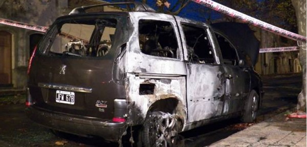 �Pongan 200 mil por el silencio del auto quemado al patr�n de la ciudad�