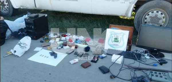 Cinematogr�fica persecuci�n policial con una gavilla de ladrones apresada