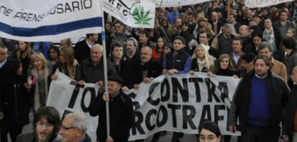 Una multitudinaria movilizaci�n multisectorial repudi� al narcotr�fico en el Monumento