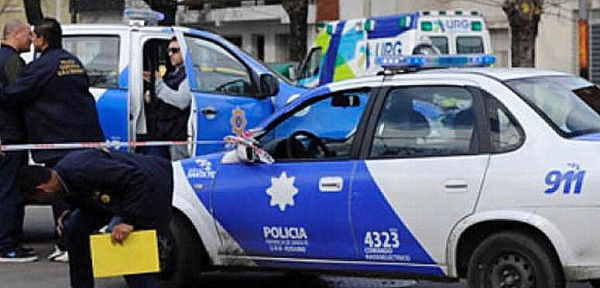 El auto de una directora de escuela qued� en medio de un tiroteo entre presuntas bandas narco