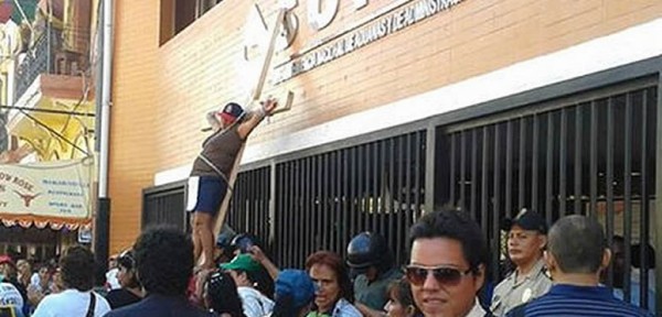  Se crucifican en repudio a reforma laboral