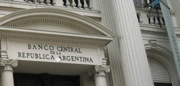 Argentina limita el acceso de las petroleras a dlares para sus importaciones.