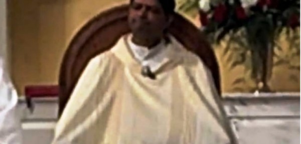Filman a cura mientras se masturbaba durante una misa