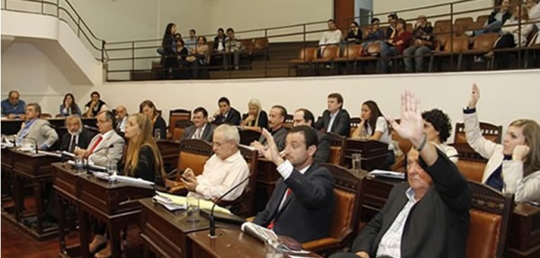 Eliminan el rubro de cabarets y whisker�as