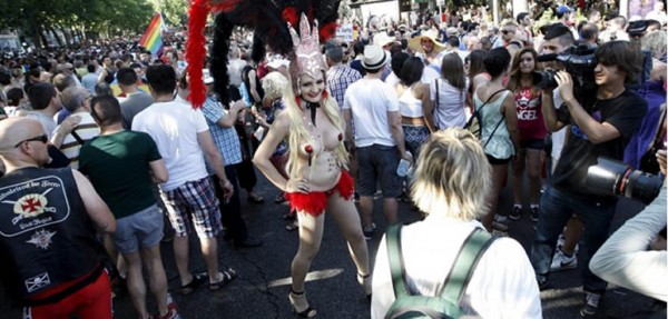 El Orgullo Gay 2013 toma Madrid con tangas y calzoncillos de color rojo