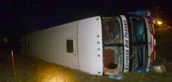 Trece heridos al volcar un micro que iba a Buenos Aires en la ruta 14