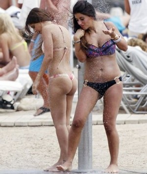 Antonella la pasa bomba en Ibiza mientras Messi juega