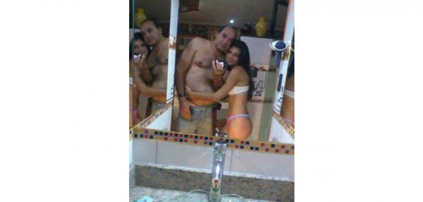 Publican las fotos del director de la escuela semidesnudo con una alumna