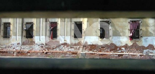 A las vista de todos, se baten a duelo en la c�rcel de Coronda y un preso result� muerto